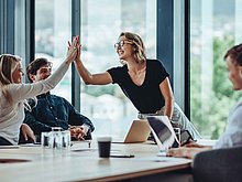 Die Zukunft der Arbeit meistern:  Fachkräftemangel, saisonale Schwankungen und Generationenvielfalt erfolgreich managen